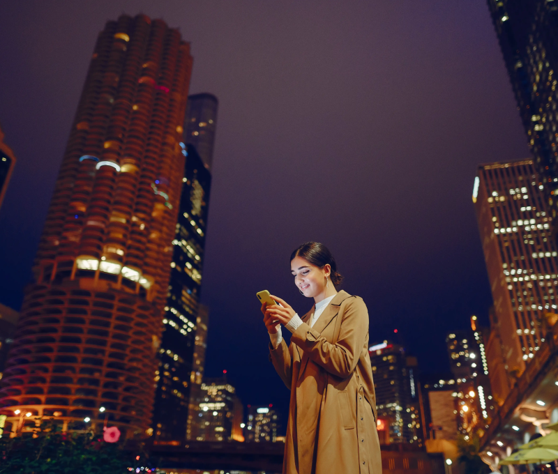 girl-night-with-phone
